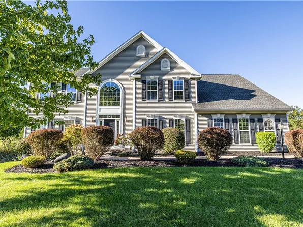 7942 Shire Ln, Victor, NY 14564