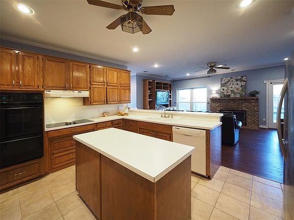 3rd image of 2015 Lakehill Ct