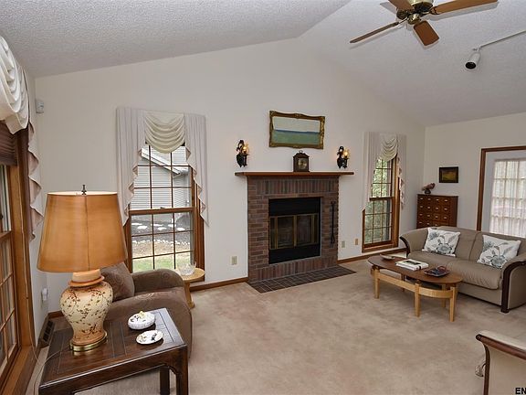 4th image of 9 Orchard Park Dr