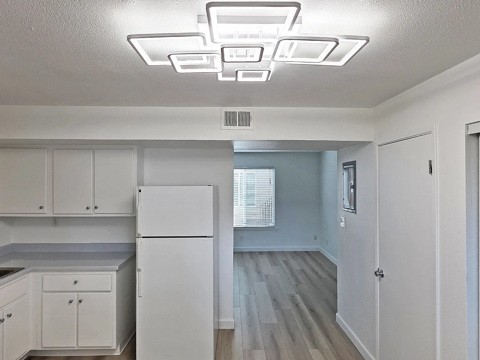 2 bed, 800 sqft, $1,895 — Photo 1