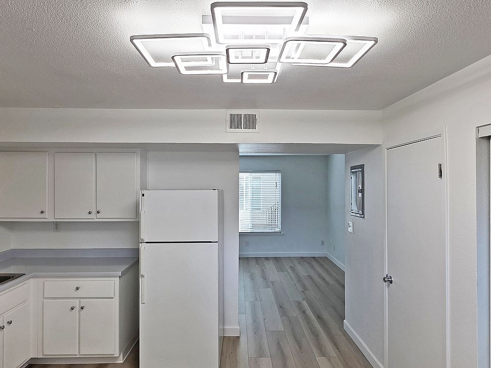 1st image of 1328 D St APT 4