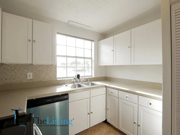 408 Banyon Tree Cir #100 — Photo 7