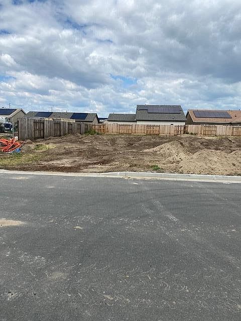 2nd image of 742 W Pin Oak Avenue S