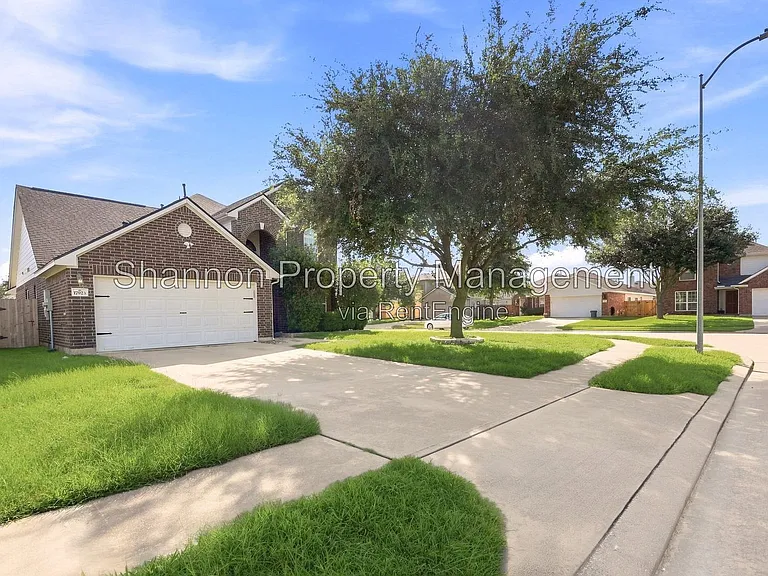 21103 N Valley Ct — Photo 1