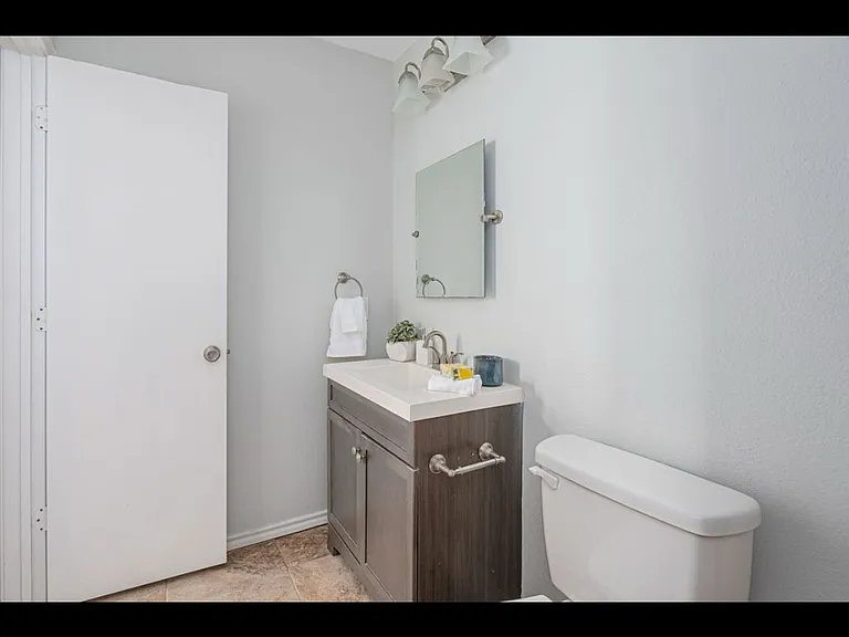 806 Rolling Ridge Dr — Photo 10