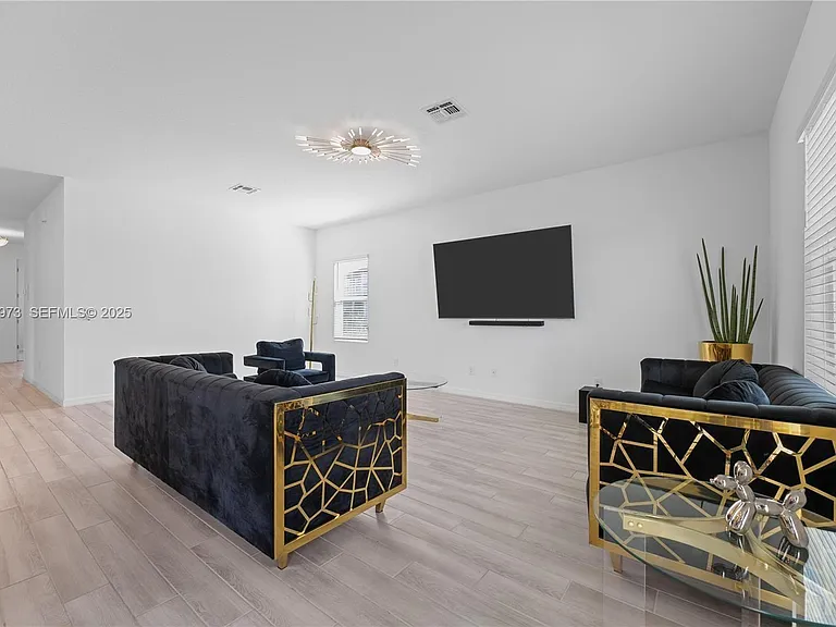 2375 Lancashire St — Photo 10