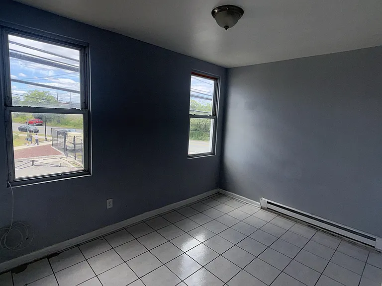 561-563 Bond St #2L — Photo 5