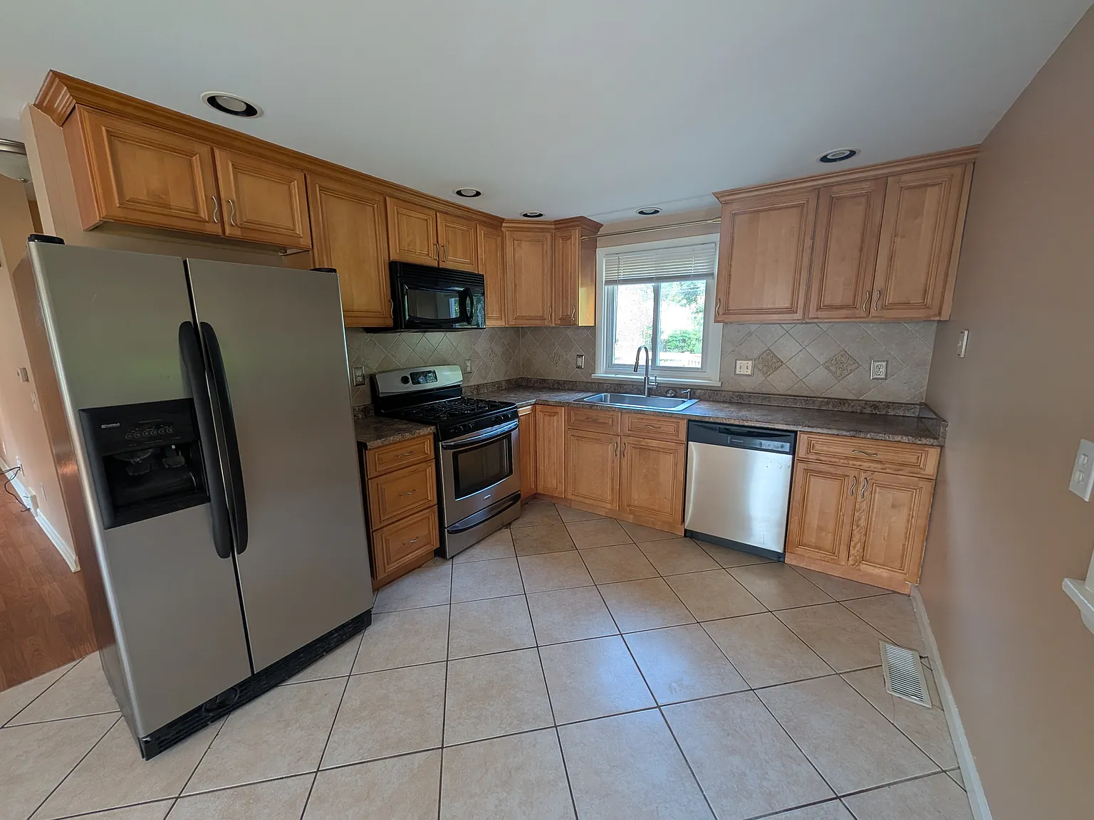 3 bed, 1.5 bath, 1600 sqft, $2,195 — Photo 3