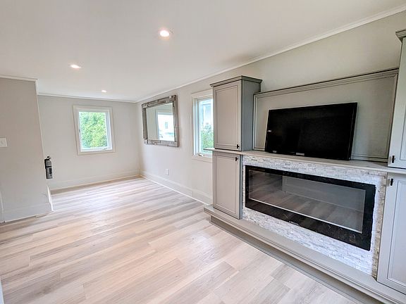3rd image of 232 Broadway
