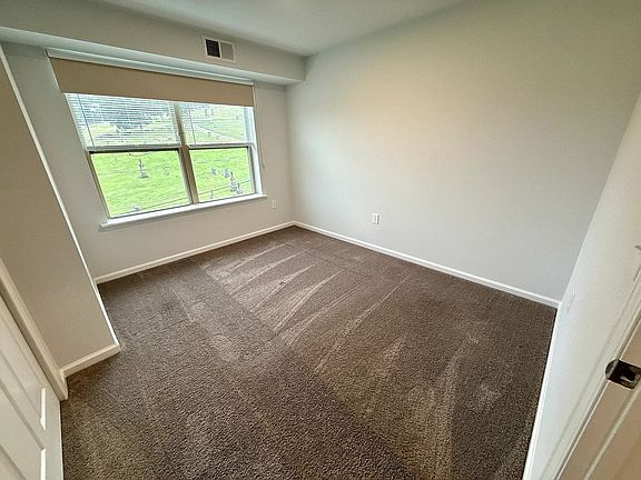 4th image of 938 E 4th St #302