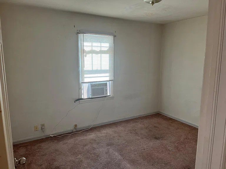 713 E 3rd St — Photo 10