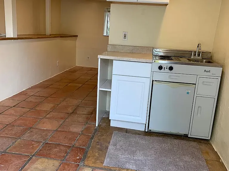 1836 Grand Ave #B — Photo 2