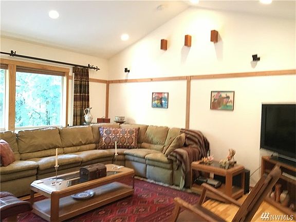 4th image of 1040 SE Somers Dr
