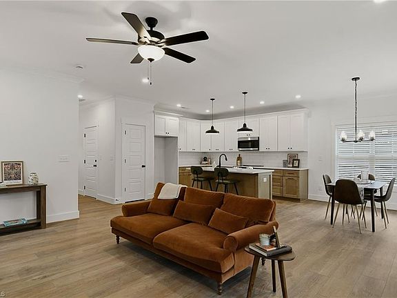 2nd image of 832 Vandar Dr
