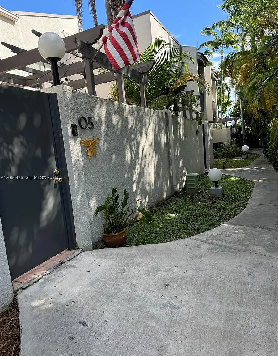 Oasis No Four Condo — Photo 3