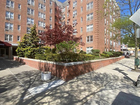 4th image of 2 Sadore Lane #5Z