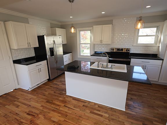 3rd image of 923 N 10th St