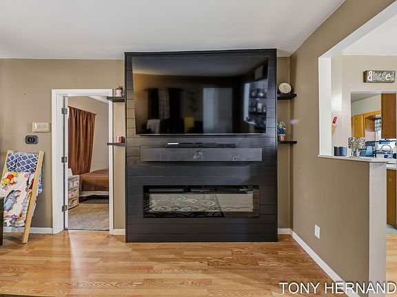 3rd image of 128 Burt St SE