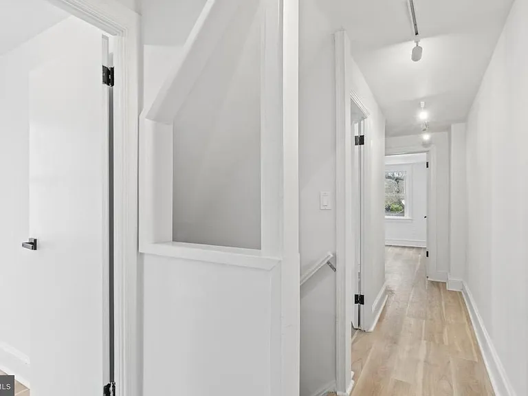 715 E Haverford Rd — Photo 8
