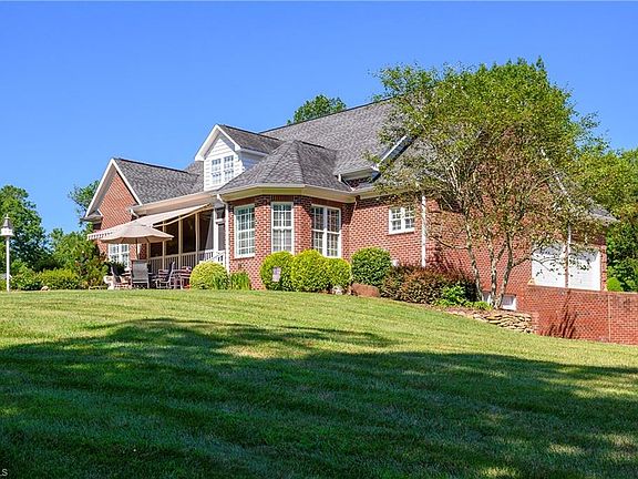3rd image of 371 Glenrobin Dr