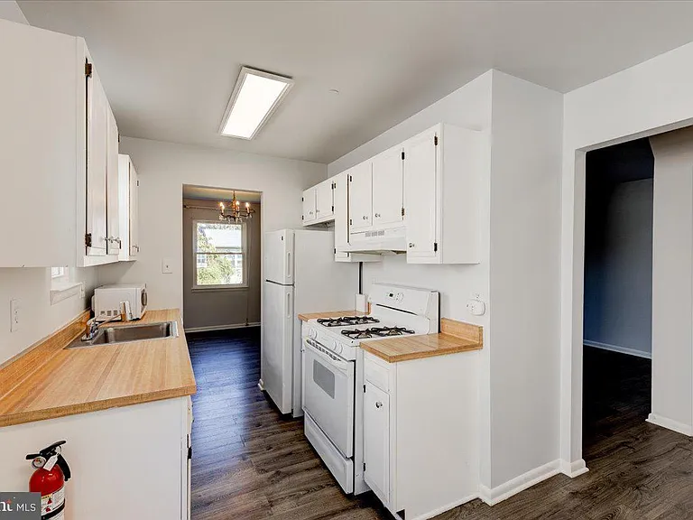 6th Pl NE — Photo 10