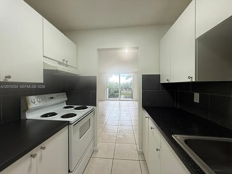 2075 NE 164th St #302 — Photo 5