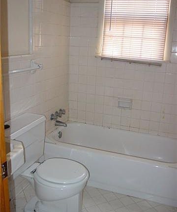 4th image of 2702B Woodlawn Dr
