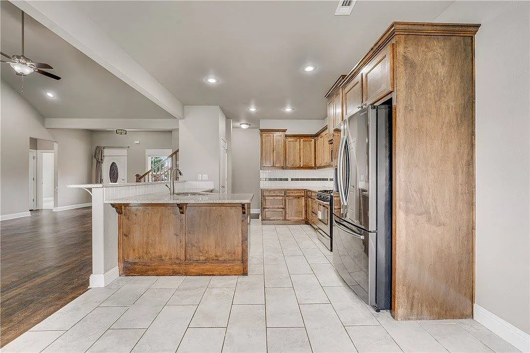 4 bed, 2410 sqft, $2,650 — Photo 3