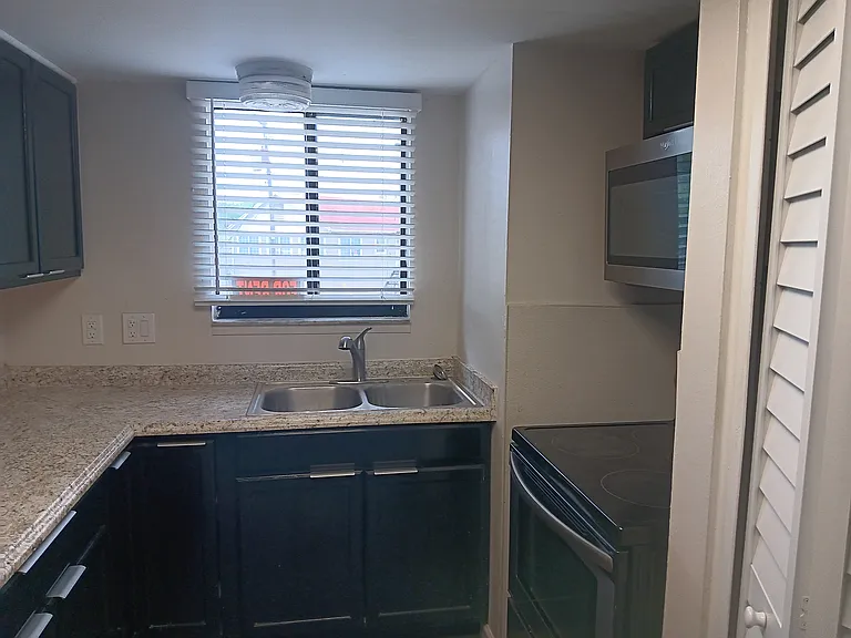 2541 S Myrtle Ave #D — Photo 11