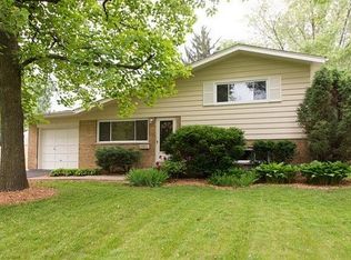 716 Ranch Rd, Wheaton, IL 60187