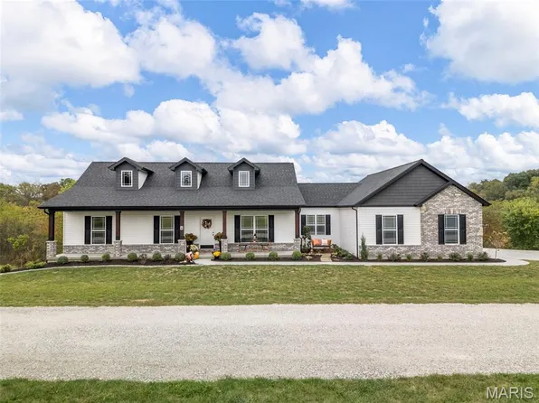 4 Ashley Ln, Hawk Point, MO 63349