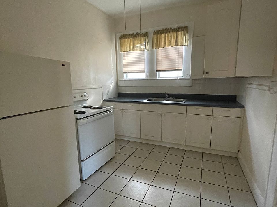 2nd image of 218 W Indiana Ave