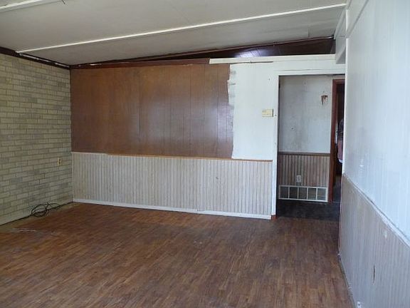 4th image of W7611 Short St