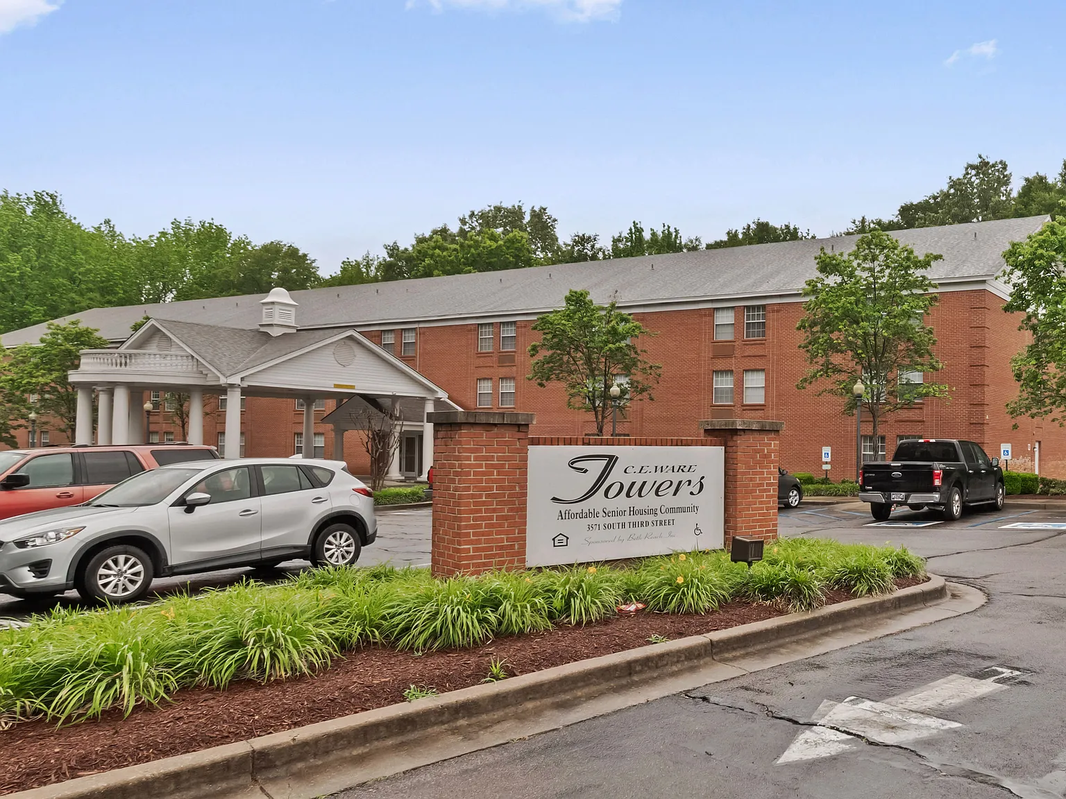 1 bed, 1.0 bath, $910 — Photo 2