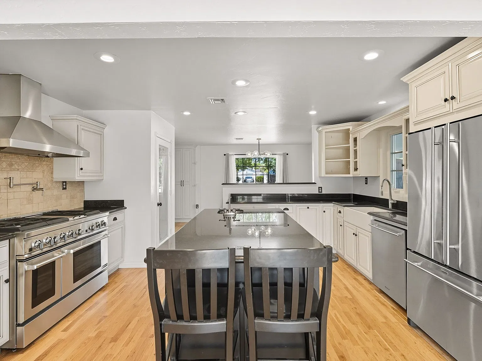 3 bed, 2018 sqft, $4,150 — Photo 3