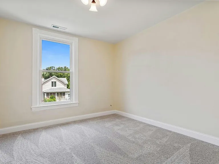 462 Beaumont St — Photo 16