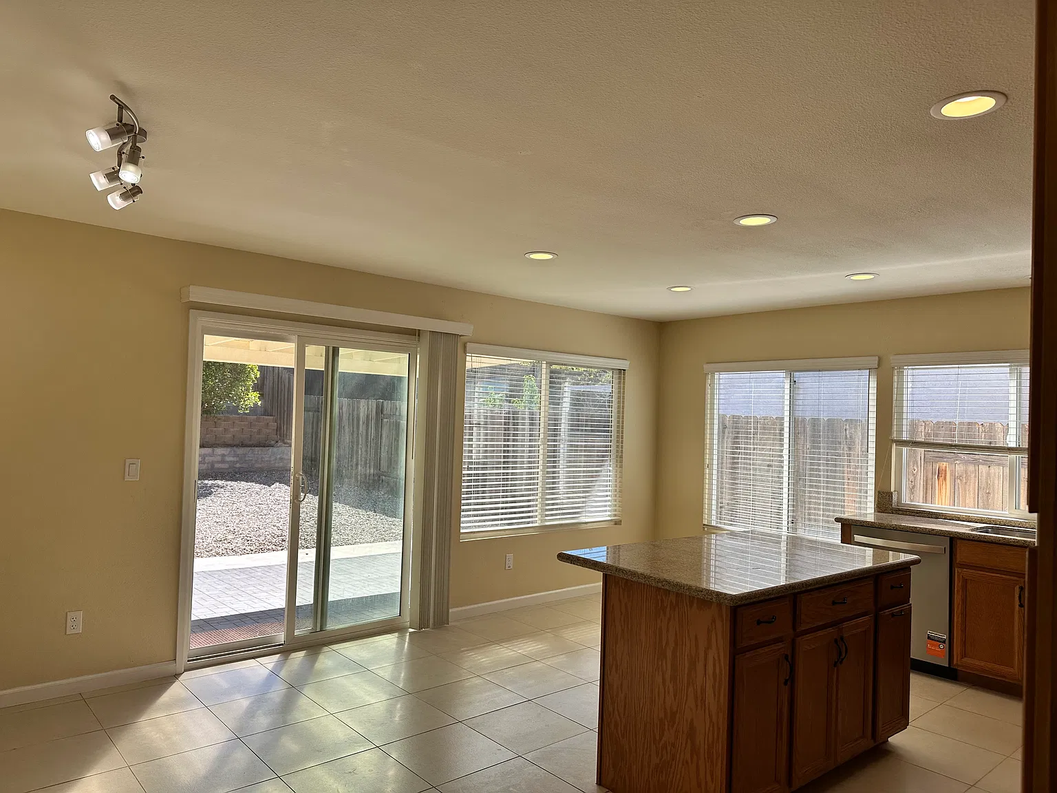 3 bed, 1266 sqft, $3,850 — Photo 4