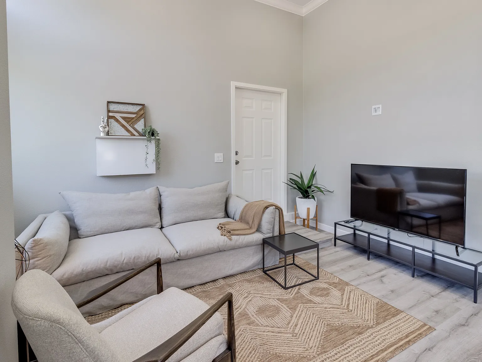 4 bed, 1051 sqft, $1,095 — Photo 2