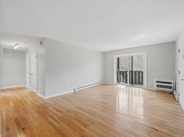27 School St APT 1N, Westerly, RI 02891