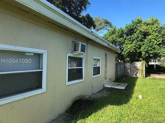 3rd image of 4847 SW 28th Ter