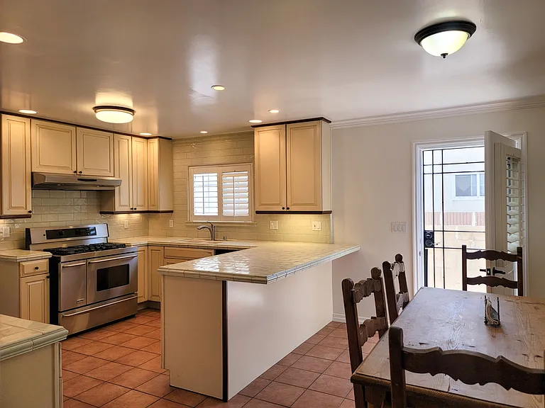 1311 W Sandison St — Photo 4