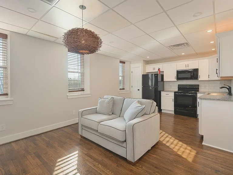 102 W Market St #B — Photo 17