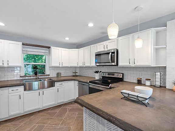 3rd image of 311 Woodway Dr
