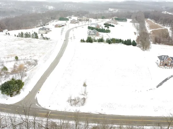 102 Hibernia Dr, Harmony, PA 16037