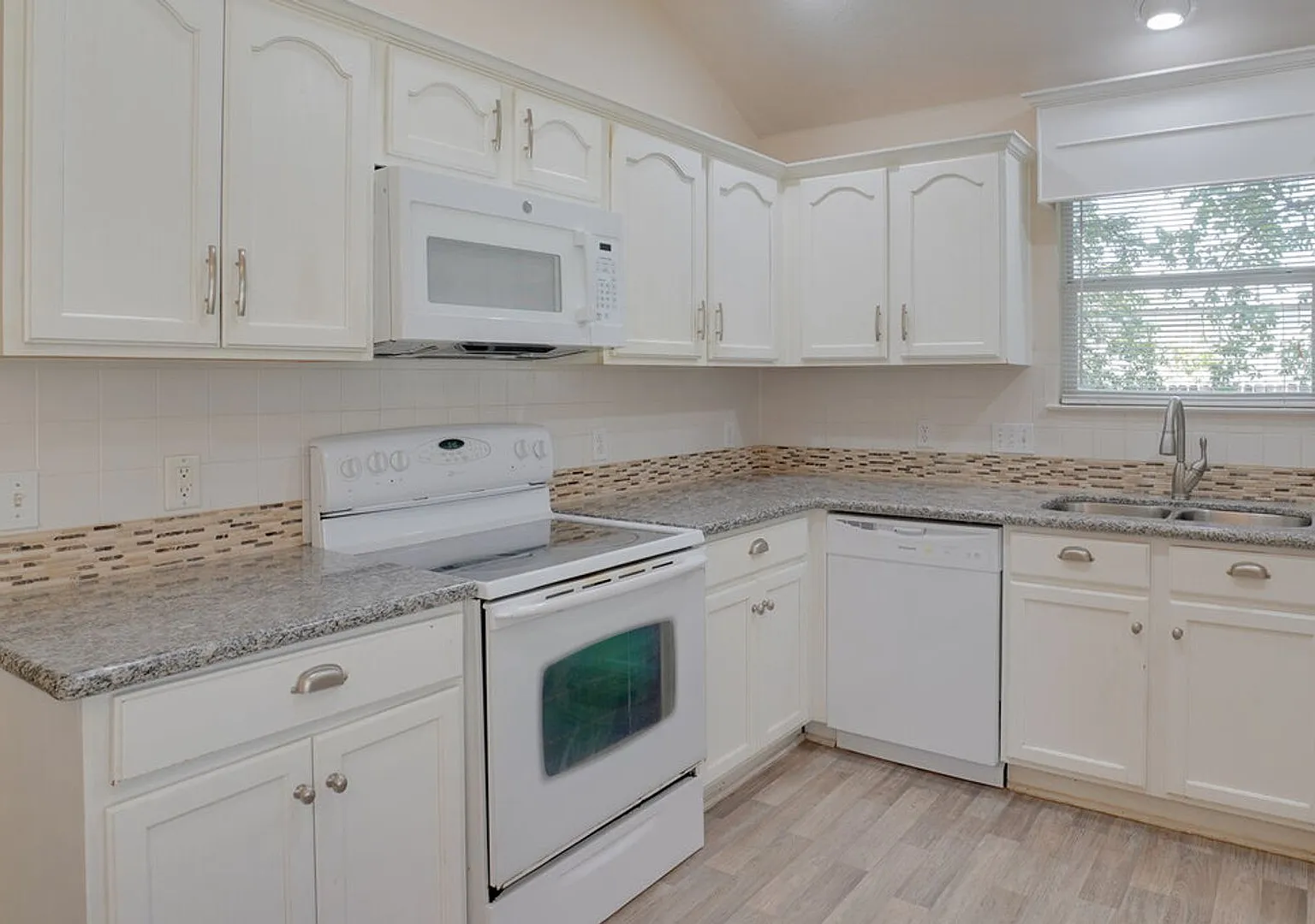 402 Hickory Tree Dr, Georgetown, Texas 78626 — Photo 4