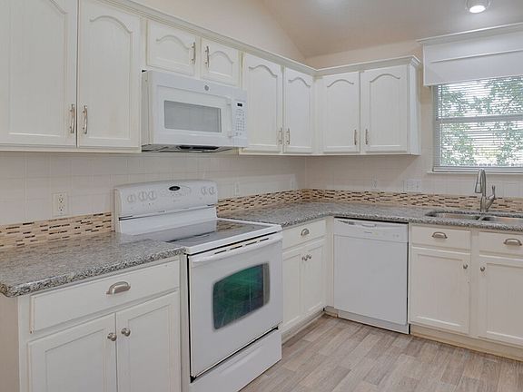 4th image of 402 Hickory Tree Dr