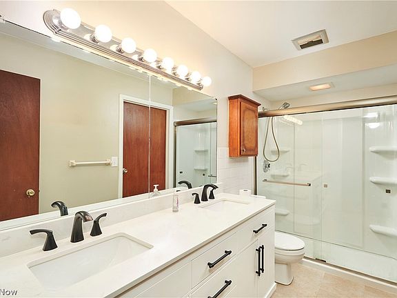 4th image of 2 Meadowlawn Dr Unit 4