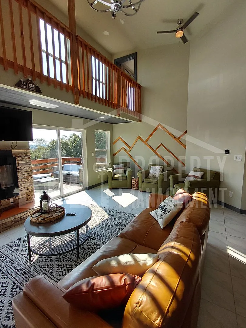 Beautiful 3BR Home with Scenic Views in Forsyth — Photo 3