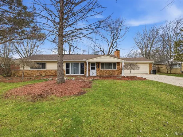 2455 Ivanhoe Dr, West Bloomfield, MI 48324