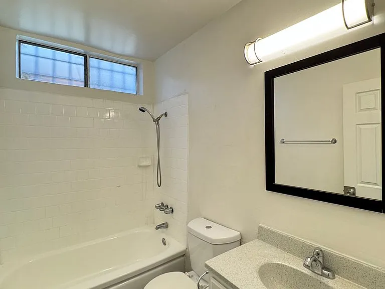 21827 Lanark St — Photo 32